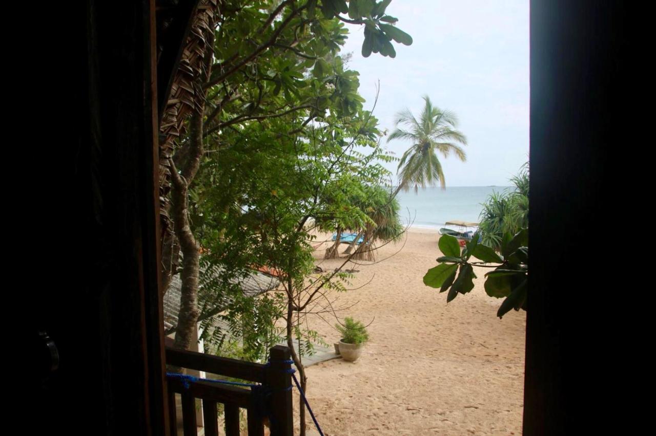 Moon Isle Beach Bungalow Нілавелі Екстер'єр фото