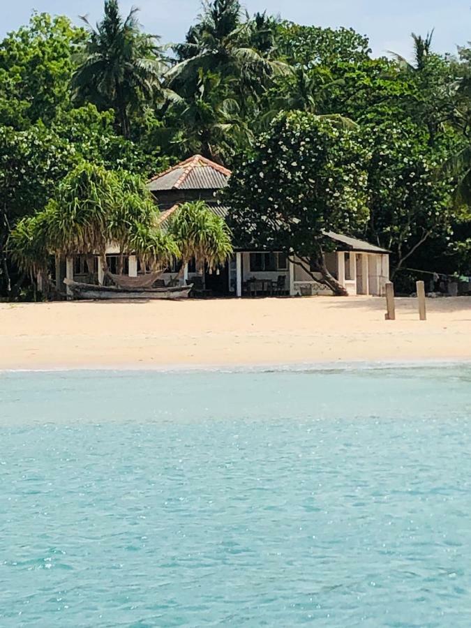 Moon Isle Beach Bungalow Нілавелі Екстер'єр фото